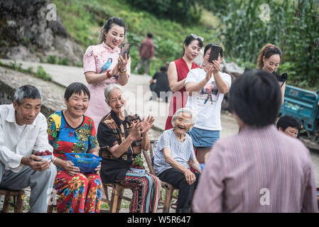 Lokale Knaben helfen Senioren live streaming webcast Ihre lokale Spezialität, Yangmei oder Chinesischen bayberry zu verkaufen, auf Alibaba's e-commerce platfor Stockfoto