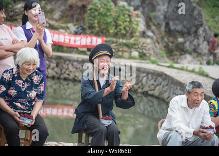 Lokale Knaben helfen Senioren live streaming webcast Ihre lokale Spezialität, Yangmei oder Chinesischen bayberry zu verkaufen, auf Alibaba's e-commerce platfor Stockfoto