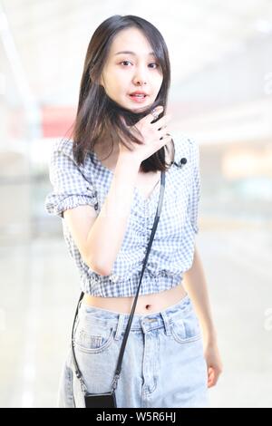 Chinesische Schauspielerin Zheng Jia kommt an der Shanghai Hongqiao International Airport vor Abreise in Shanghai, China, 19. Juni 2019. Stockfoto