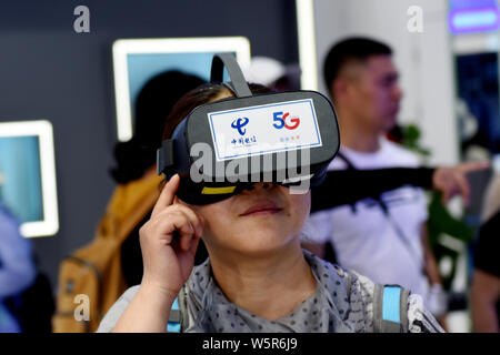 Ein Besucher versucht, eine VR-Gerät über ein 5G-Netzwerk während der 2019 Peking Internationale Gartenbauausstellung in Peking, China, 9. Juni 2019. China" Stockfoto