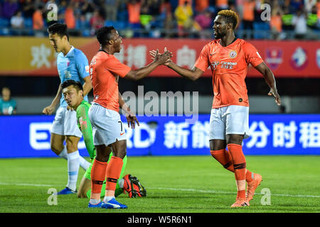 Senegalesischer Fußballspieler Makhete Diop und kenianischen Fußballspieler Ayub Masika von Peking Renhe nachdem Sie gegen Tianjin Tianhai im feiern. Stockfoto