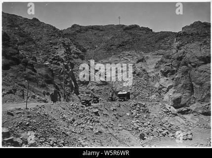 Auf der Suche nach in aufgeschnitten und Ausgrabung für Arizona Abflußkanal. Schaufel ist in der Nähe von Schrägen spillway Tunnels Aufnahme. Lkw-Strasse auf der linken Seite ist auf die ungefähre Höhe von Füllen hinter Abflußkanal Struktur.; Umfang und Inhalt: Foto aus Band 2 einer Reihe von Fotoalben dokumentiert den Bau des Hoover Dam, Boulder City, Nevada. Stockfoto