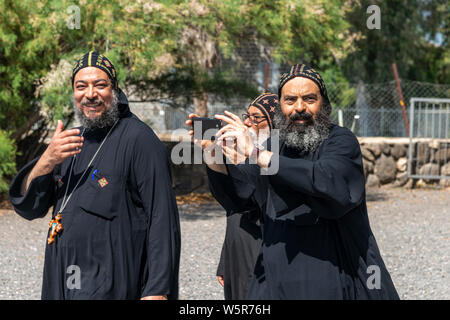 Tabgha, Israel - 18. Mai 2019: koptische Mönche in der Kirche in Tabgha am See Genezareth Stockfoto