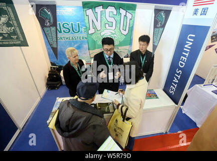 ------ Chinesischer Besucher sprechen mit Ausbildung Berater am Stand der Vereinigten Staaten während einer Expo in Peking, China, 24. März 2018. Chinesisch Stockfoto