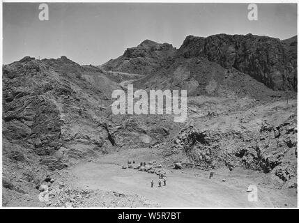 Blick auf den Canyon durch Ausgrabungen von FOREBAY am Arizona Abflußkanal. Klippen in Nevada Seite im Hintergrund und durch die Pause in der Mitte gesehen. Extreme Ende der Ausgrabung auf der rechten Seite kennzeichnet die ungefähre Position der vorderen Kotflügel - Wand.; Umfang und Inhalt: Foto aus Band 2 einer Reihe von Fotoalben dokumentiert den Bau des Hoover Dam, Boulder City, Nevada. Stockfoto