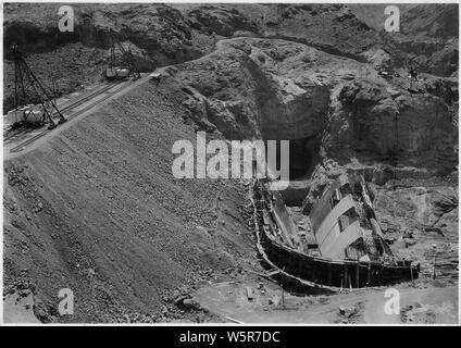 Suchen upstream über Arizona Abflußkanal. Seilbahn schwanz Türme und füllen Sie auf der linken Seite gesehen.; Umfang und Inhalt: Foto aus Band 2 einer Reihe von Fotoalben dokumentiert den Bau des Hoover Dam, Boulder City, Nevada. Stockfoto