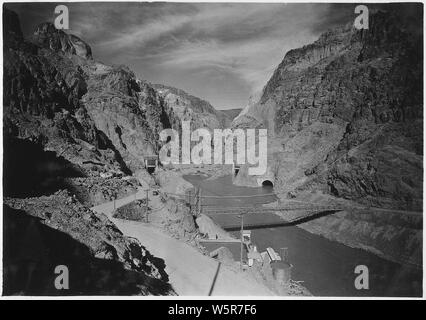 Suche in Black Canyon in Richtung Hoover damsite zeigt vier Abzweigung tunnel Outlets.; Umfang und Inhalt: Foto aus Band 2 einer Reihe von Fotoalben dokumentiert den Bau des Hoover Dam, Boulder City, Nevada. Stockfoto