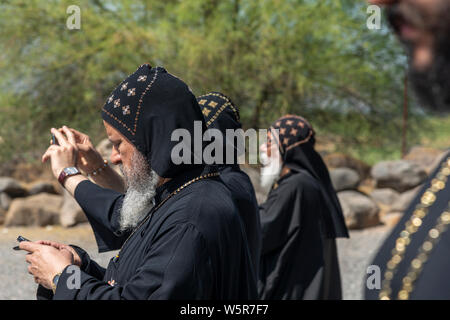 Tabgha, Israel - 18. Mai 2019: koptische Mönche in der Kirche in Tabgha am See Genezareth Stockfoto