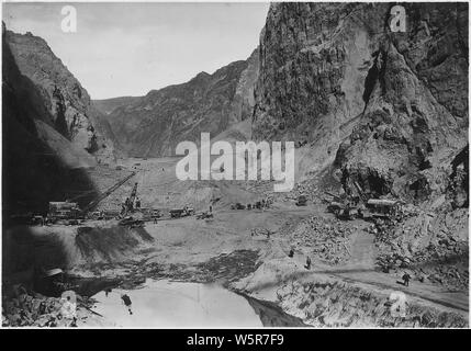 Suchen upstream bei Hoover damsite in Richtung obere Fangdamms über Baugrube für Power House Lage.; Umfang und Inhalt: Foto aus Band 2 einer Reihe von Fotoalben dokumentiert den Bau des Hoover Dam, Boulder City, Nevada. Stockfoto