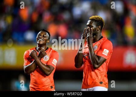 Senegalesischer Fußballspieler Makhete Diop und kenianischen Fußballspieler Ayub Masika von Peking Renhe nachdem Sie gegen Tianjin Tianhai im feiern. Stockfoto