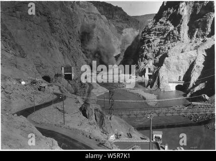 Suche in Black Canyon in Richtung Hoover Dam site Übersicht outlet Portale von vier Abzweigung Tunnel und Strahlen in Auslassventil - Haus Ausgrabungen. Fluß wird durch Tunnel 3&4 umgeleitet.; Umfang und Inhalt: Foto aus Band 2 einer Reihe von Fotoalben dokumentiert den Bau des Hoover Dam, Boulder City, Nevada. Stockfoto