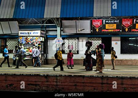 Mahim Junction Railway Station Road Mumbai Maharashtra Indien Asien Stockfoto