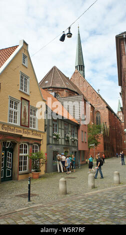 Bremen, Deutschland - 07. 23. 2015 - Mittelalterliche Straße Schnoor mit Fachwerkhäusern im Zentrum der Hansestadt, schöne Architektur, sonnigen Stockfoto