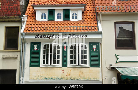 Bremen, Deutschland - 07. 23. 2015 - malerischen Blick auf Dach und Fenster von Haus in mittelalterlichen Straße Schnoor im Zentrum der Hansestadt, schöne Stockfoto