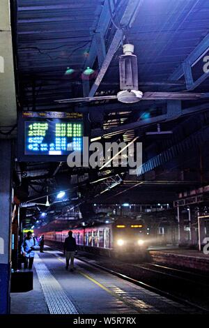 Mahim Junction Railway Station Road Mumbai Maharashtra Indien Asien Stockfoto