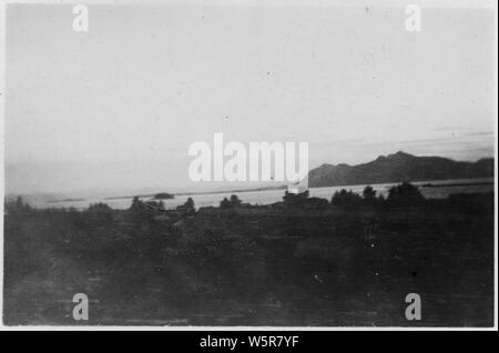 Blick nach Westen von Metlakahtla, Alaska. Von der Kirche in Richtung Prince of Wales Island suchen; Dorf befindet sich auf der rechten Seite. (M.A.M., Dwv., 1926). Stockfoto