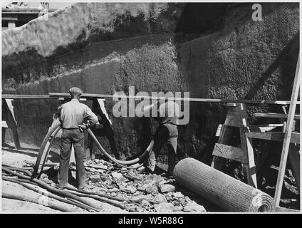 Los Angeles - Hansen Dam Teilprojekt Nr. 162 - Arbeit unter Vertrag - Regelmäßige Mittel- 13. März, 1939. Vol. XIV. Nr. 5. Grundlage für abflußkanal Struktur, Weather-Proofed mit pneumatisch Gesetzt Beton. Stockfoto