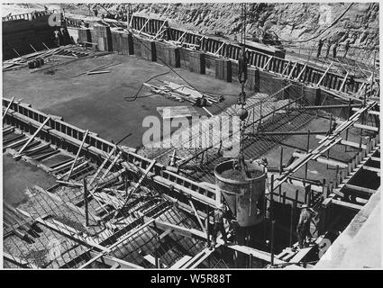 Los Angeles - Hansen Dam Teilprojekt Nr. 162 - Arbeit unter Vertrag - Regelmäßige Mittel- 31. März, 1939. Vol. XIV. Nr. 6. Blick hinter die Mittellinie der Abflußkanal zeigt die Platzierung der Beton in der Cut-Off-Graben. Notieren Sie die Position der Leitungen für hohen Druck Fugen. Stockfoto