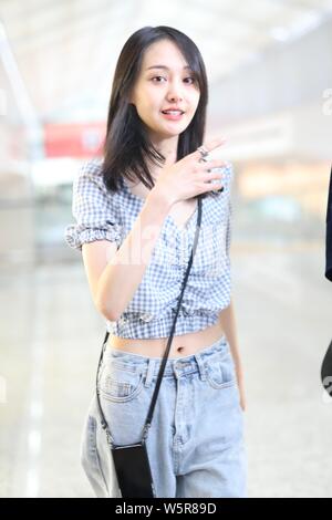 Chinesische Schauspielerin Zheng Jia kommt an der Shanghai Hongqiao International Airport vor Abreise in Shanghai, China, 19. Juni 2019. Stockfoto