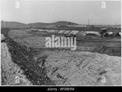 Los Angeles - Hansen Dam Teilprojekt Nr. 162 - Arbeit unter Vertrag - Regelmäßige Mittel- 13. März, 1939. Vol. XIV. Nr. 3. Blick in westlicher Richtung entlang der hinteren Zehe von Dam. Unversiegelter Material wird verteilt im Vordergrund, (Zone 4). Ein Teil der versiegelten Kern (Zone 3) wird angezeigt, in der rechten oberen Ecke. Stockfoto