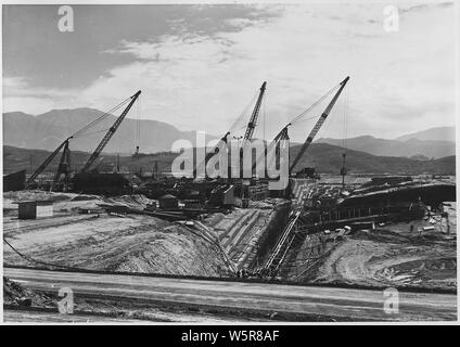 Los Angeles - Hansen Dam Teilprojekt Nr. 162 - Arbeit unter Vertrag - Regelmäßige Mittel- 31. März, 1939. Vol. XIV. Nr. 7. Die Errichtung von Formen und Platzieren von Stahl und Beton in Spillway Struktur, Gesehen östlich entlang der Achse des Dam. Transit Beton wird in der Cut-Off-Graben hinterlegt von Derrick. Stockfoto