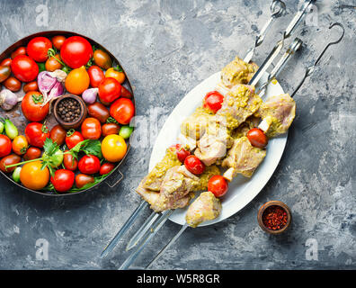 Die Kebabs aus Fleisch - rohes Fleisch am Spieß. rohes Schweinefleisch Spieße bereit zum Grillen Stockfoto