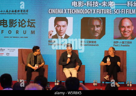 Deutsche Regisseur Roland Emmerich, Mitte, und Englisch Visual Effects Supervisor Paul Franklin, rechts, an der Shanghai SIFFORUM in der 22. Stockfoto