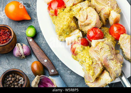 Die Kebabs aus Fleisch - rohes Fleisch am Spieß Stockfoto