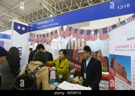 ------ Chinesischer Besucher sprechen mit Ausbildung Berater am Stand der Vereinigten Staaten während einer Expo in Peking, China, 25. März 2017. Chinesisch Stockfoto