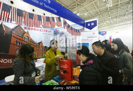 ------ Chinesischer Besucher sprechen mit Ausbildung Berater am Stand der Vereinigten Staaten während einer Expo in Peking, China, 25. März 2017. Chinesisch Stockfoto