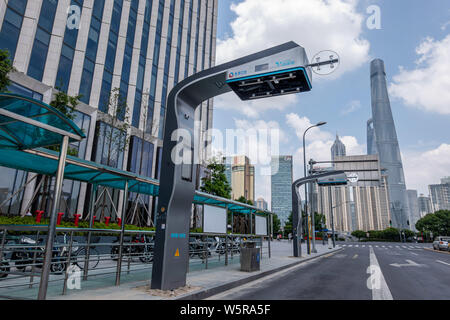 Die beiden neuen, schnellen Ladestationen für Elektrofahrzeuge sind in der Nähe des Bund in Shanghai, China, 24. Juni 2019 installiert. Zwei neue Schnellladestationen Stockfoto