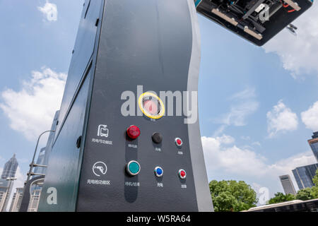 Die beiden neuen, schnellen Ladestationen für Elektrofahrzeuge sind in der Nähe des Bund in Shanghai, China, 24. Juni 2019 installiert. Zwei neue Schnellladestationen Stockfoto