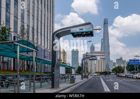 Die beiden neuen, schnellen Ladestationen für Elektrofahrzeuge sind in der Nähe des Bund in Shanghai, China, 24. Juni 2019 installiert. Zwei neue Schnellladestationen Stockfoto