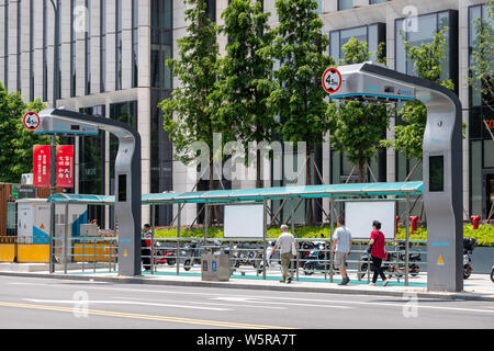 Die beiden neuen, schnellen Ladestationen für Elektrofahrzeuge sind in der Nähe des Bund in Shanghai, China, 24. Juni 2019 installiert. Zwei neue Schnellladestationen Stockfoto