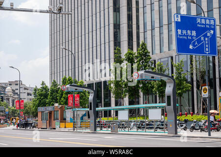 Die beiden neuen, schnellen Ladestationen für Elektrofahrzeuge sind in der Nähe des Bund in Shanghai, China, 24. Juni 2019 installiert. Zwei neue Schnellladestationen Stockfoto