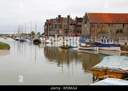 Boote am kleinen Hafen von blakeney auf dem North Norfolk Coast Stockfoto