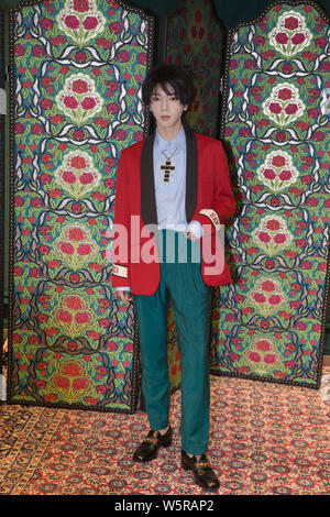 Chinesische Sänger und Songwriter Hua Chenyu, auch bekannt als HuaHua nimmt an der Eröffnungsfeier für eine Gucci Boutique Shop in Peking, China, 27. Juni 201 Stockfoto