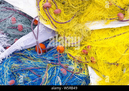 Hintergrund in der Nähe der bunten Fischernetze im Chaos liegen Stockfoto