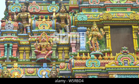 Schnitzereien an der hinduistischen Sri Maha Mariamman Tempel in Bangkok. Stockfoto