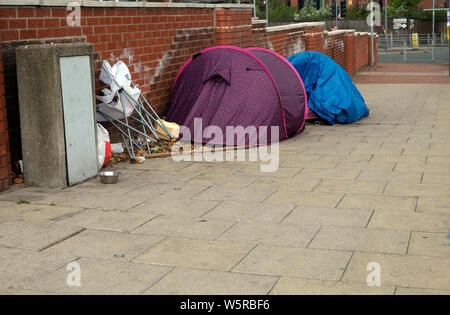 Obdachlosen Zelte tagsüber auf Trinity St, Bolton, Greater Manchester, North West England UK Foto DON TONGE Stockfoto