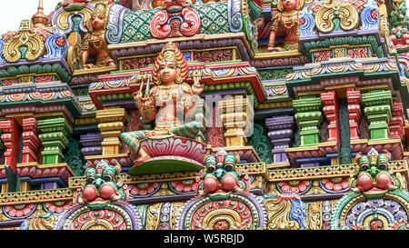 BANGKOK, THAILAND - Juni, 21, 2017: Nahaufnahme einer Statue eines vier bewaffneten Hindu Gott Sri Maha Mariamman Tempel Stockfoto