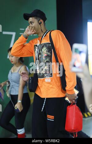 NBA-Star Kyle Kuzma von Los Angeles Lakers kommt an der Shanghai Hongqiao International Airport nach der Landung in Shanghai, China, 12. Juni 2019. Stockfoto