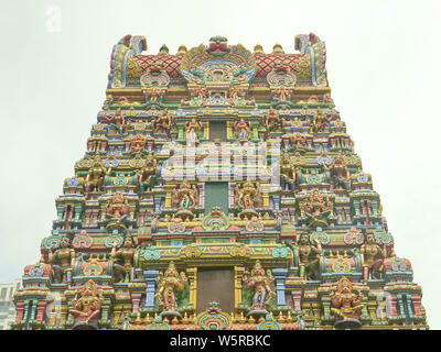 Low Angle View der Gopura in Sri Maha Mariamman Tempel auf der Silom Road in Bangkok. Stockfoto