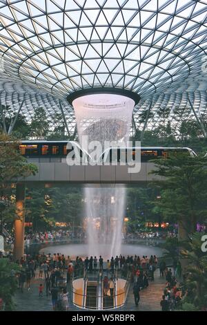 Landschaft der Juwel Komplex mit dem höchsten Wasserfall der Welt am Flughafen Singapur Changi in Changi, Singapur, 2. Juni 2019. Pla Stockfoto