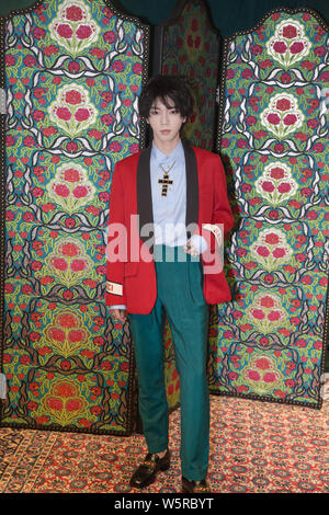 Chinesische Sänger und Songwriter Hua Chenyu, auch bekannt als HuaHua nimmt an der Eröffnungsfeier für eine Gucci Boutique Shop in Peking, China, 27. Juni 201 Stockfoto