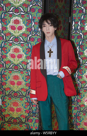 Chinesische Sänger und Songwriter Hua Chenyu, auch bekannt als HuaHua nimmt an der Eröffnungsfeier für eine Gucci Boutique Shop in Peking, China, 27. Juni 201 Stockfoto