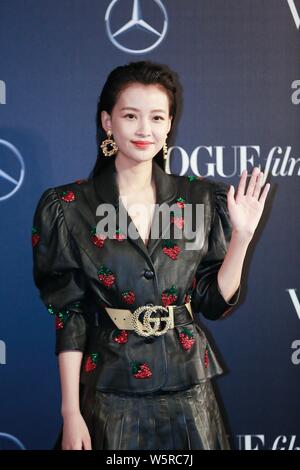 Chinesische Schauspielerin Sun Yi stellt, als sie auf dem roten Teppich für 2019 Vogue Film Zeremonie in Shanghai, China, 10. Juni 2019 eingeht. Stockfoto