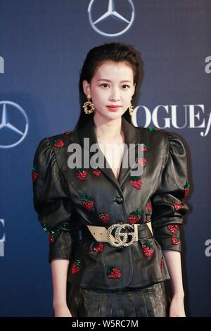 Chinesische Schauspielerin Sun Yi stellt, als sie auf dem roten Teppich für 2019 Vogue Film Zeremonie in Shanghai, China, 10. Juni 2019 eingeht. Stockfoto