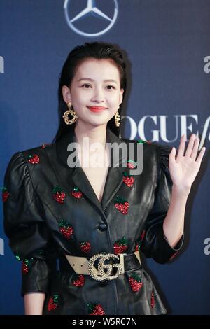 Chinesische Schauspielerin Sun Yi stellt, als sie auf dem roten Teppich für 2019 Vogue Film Zeremonie in Shanghai, China, 10. Juni 2019 eingeht. Stockfoto