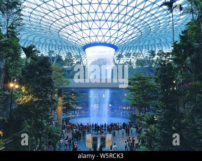 Landschaft der Juwel Komplex mit dem höchsten Wasserfall der Welt am Flughafen Singapur Changi in Changi, Singapur, 2. Juni 2019. Pla Stockfoto